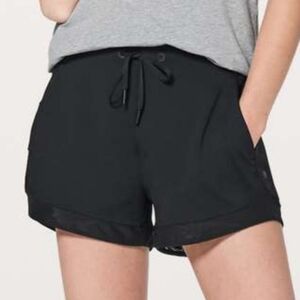 Lululemon 'Sunsetting' 3" shorts in black, size 6